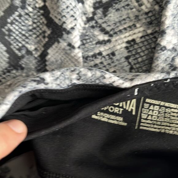 Victoria Sport Knockout grey snake print crop leggings Small - Picture 6 of 7